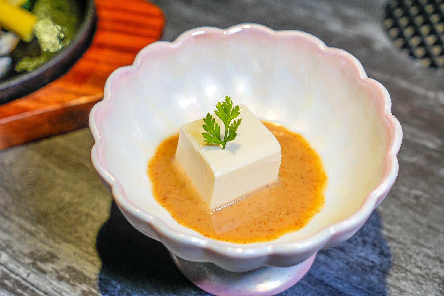 【粹火日式無菜單燒肉】專人桌邊代烤，炭火上的頂級和牛與視覺系酒火秀! @混血珊莎的奇幻旅程