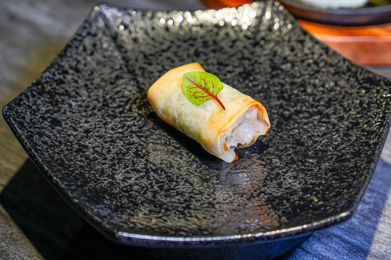 【粹火日式無菜單燒肉】專人桌邊代烤，炭火上的頂級和牛與視覺系酒火秀! @混血珊莎的奇幻旅程
