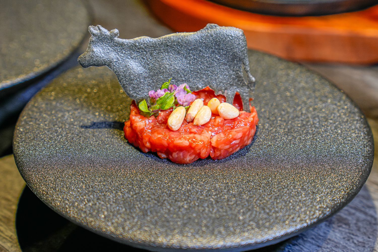 【粹火日式無菜單燒肉】專人桌邊代烤，炭火上的頂級和牛與視覺系酒火秀! @混血珊莎的奇幻旅程