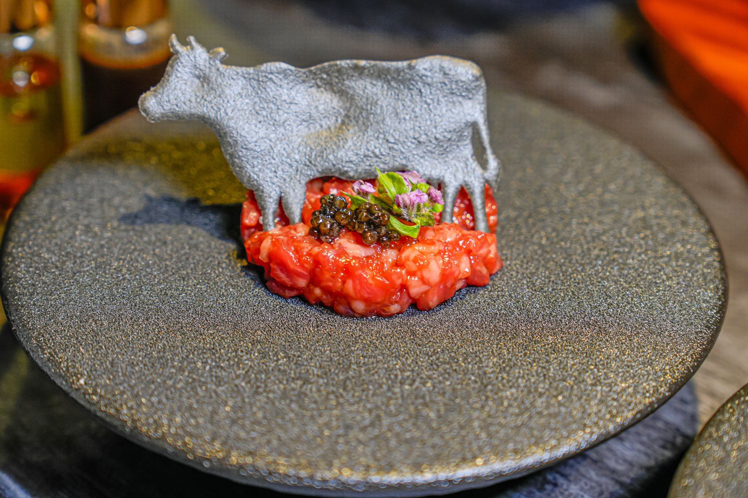 【粹火日式無菜單燒肉】專人桌邊代烤，炭火上的頂級和牛與視覺系酒火秀! @混血珊莎的奇幻旅程