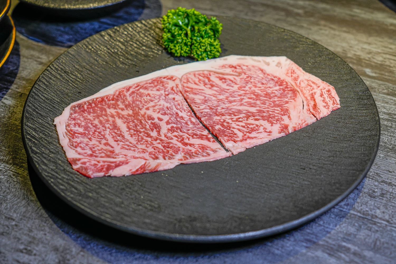 【粹火日式無菜單燒肉】專人桌邊代烤，炭火上的頂級和牛與視覺系酒火秀! @混血珊莎的奇幻旅程