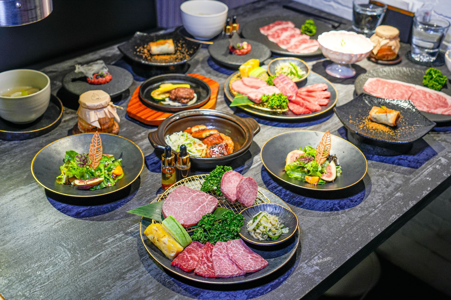 【粹火日式無菜單燒肉】專人桌邊代烤，炭火上的頂級和牛與視覺系酒火秀! @混血珊莎的奇幻旅程