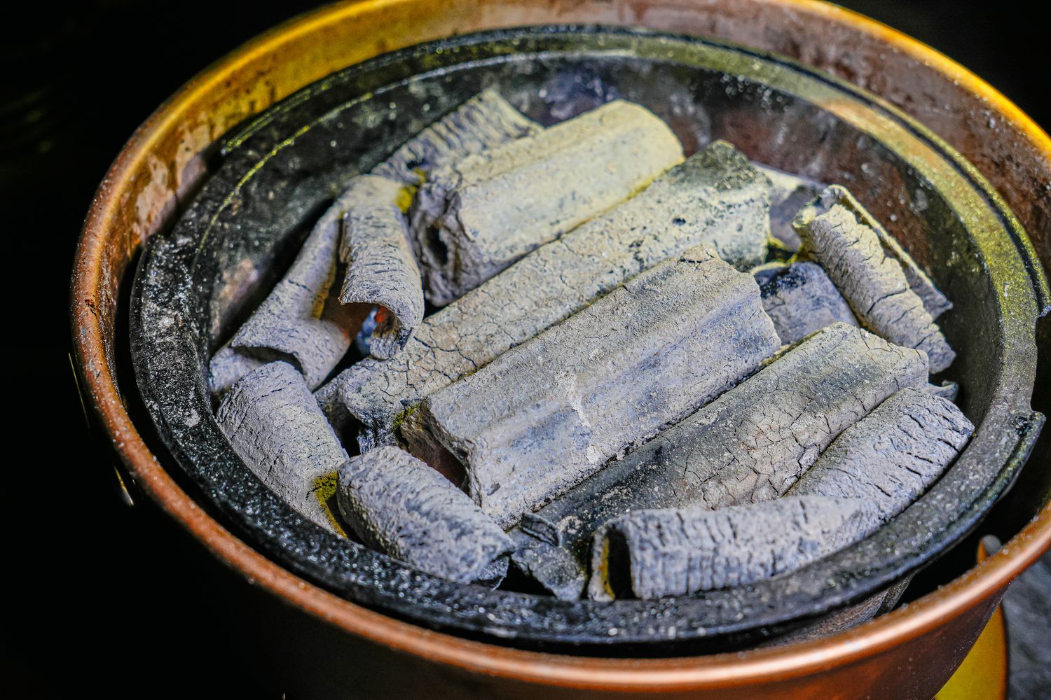 【粹火日式無菜單燒肉】專人桌邊代烤，炭火上的頂級和牛與視覺系酒火秀! @混血珊莎的奇幻旅程