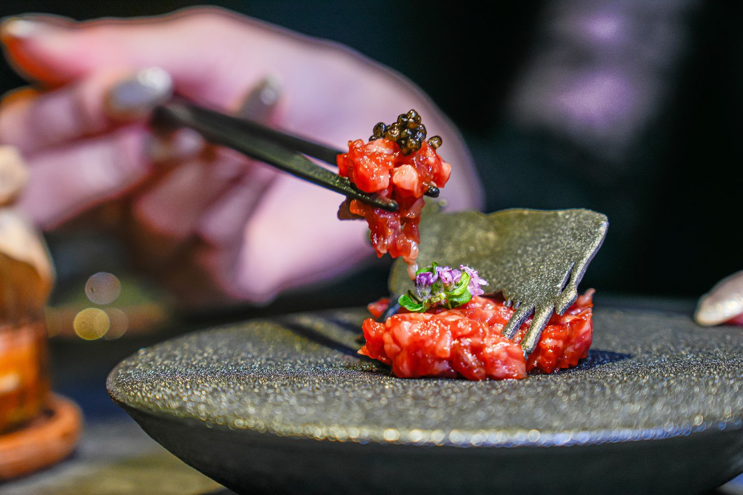 【粹火日式無菜單燒肉】專人桌邊代烤，炭火上的頂級和牛與視覺系酒火秀! @混血珊莎的奇幻旅程