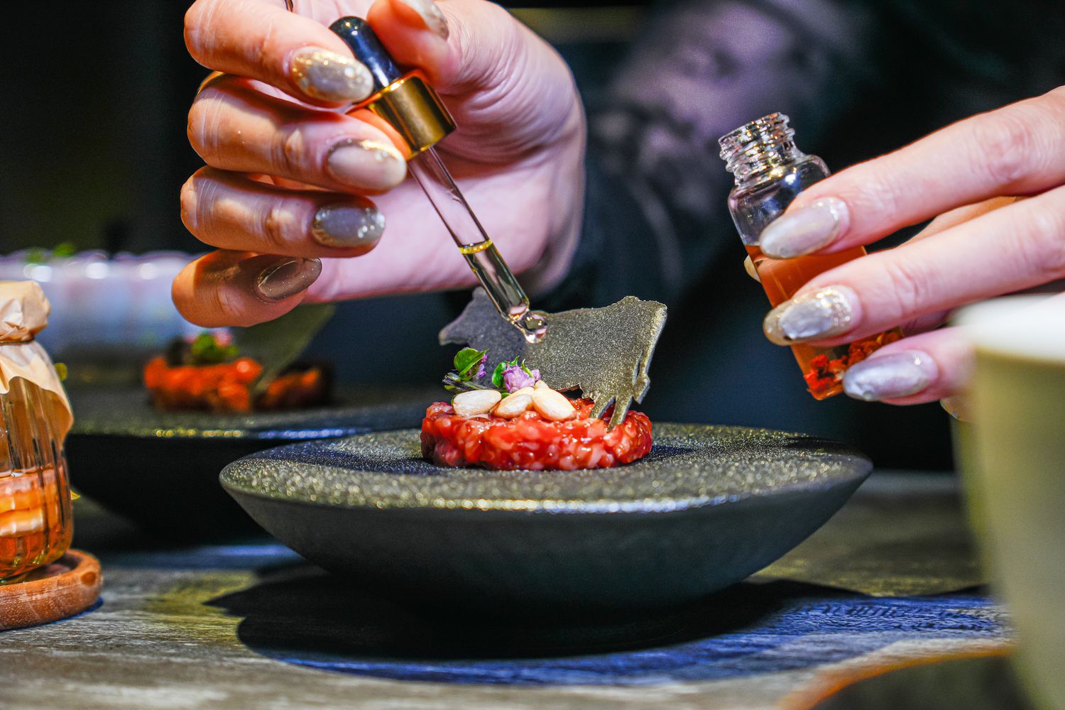 【粹火日式無菜單燒肉】專人桌邊代烤，炭火上的頂級和牛與視覺系酒火秀! @混血珊莎的奇幻旅程