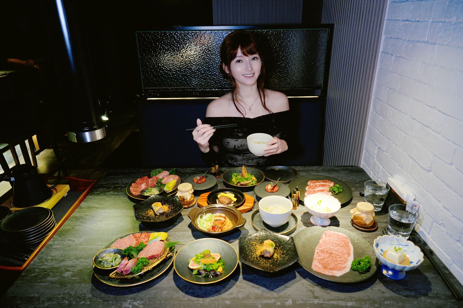 【粹火日式無菜單燒肉】專人桌邊代烤，炭火上的頂級和牛與視覺系酒火秀! @混血珊莎的奇幻旅程