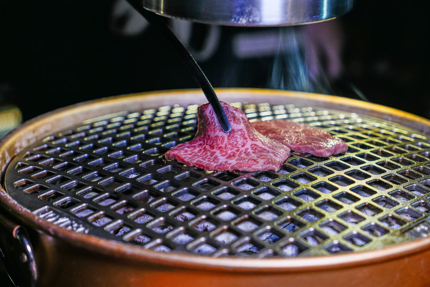 【粹火日式無菜單燒肉】專人桌邊代烤，炭火上的頂級和牛與視覺系酒火秀! @混血珊莎的奇幻旅程