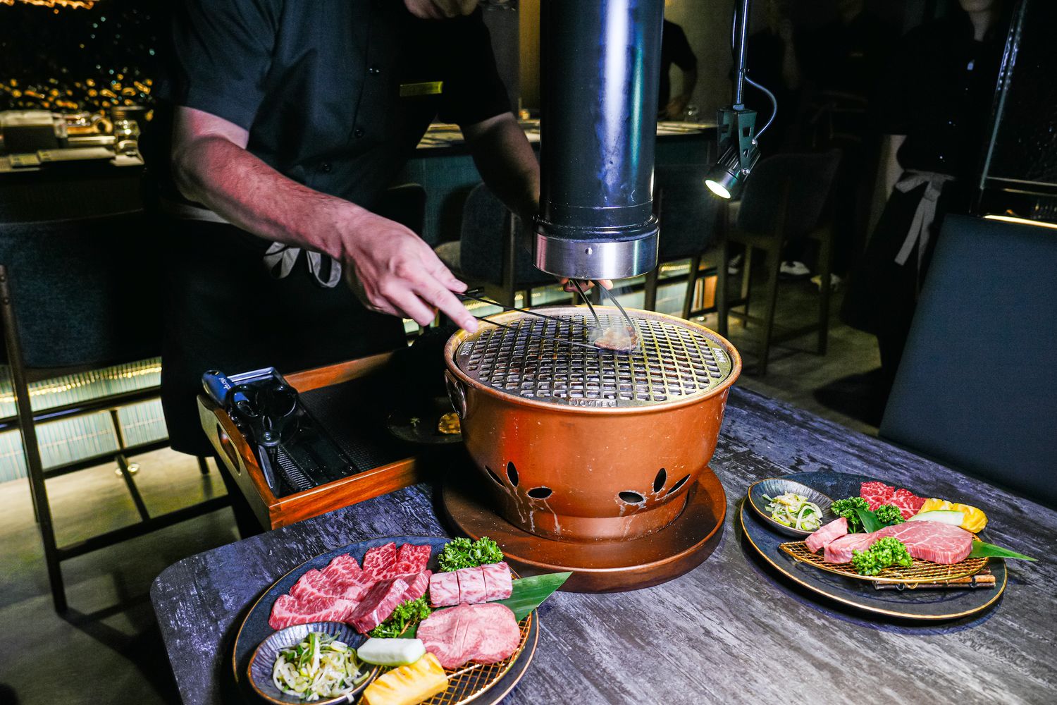 【粹火日式無菜單燒肉】專人桌邊代烤，炭火上的頂級和牛與視覺系酒火秀! @混血珊莎的奇幻旅程