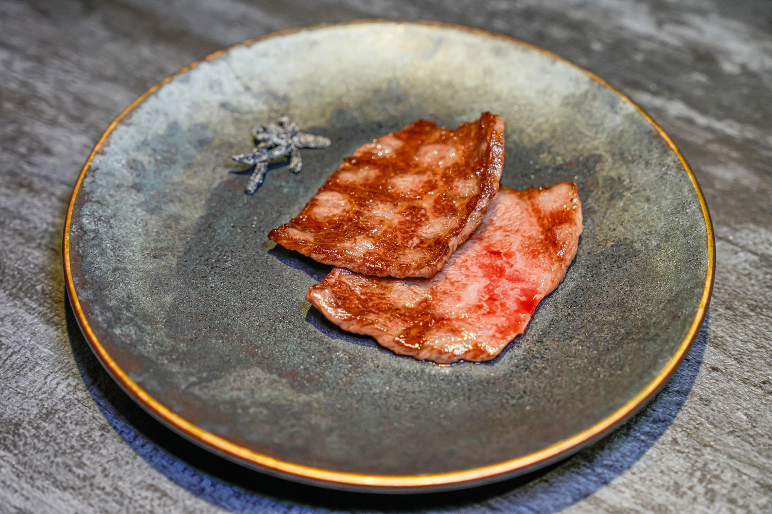 【粹火日式無菜單燒肉】專人桌邊代烤，炭火上的頂級和牛與視覺系酒火秀! @混血珊莎的奇幻旅程