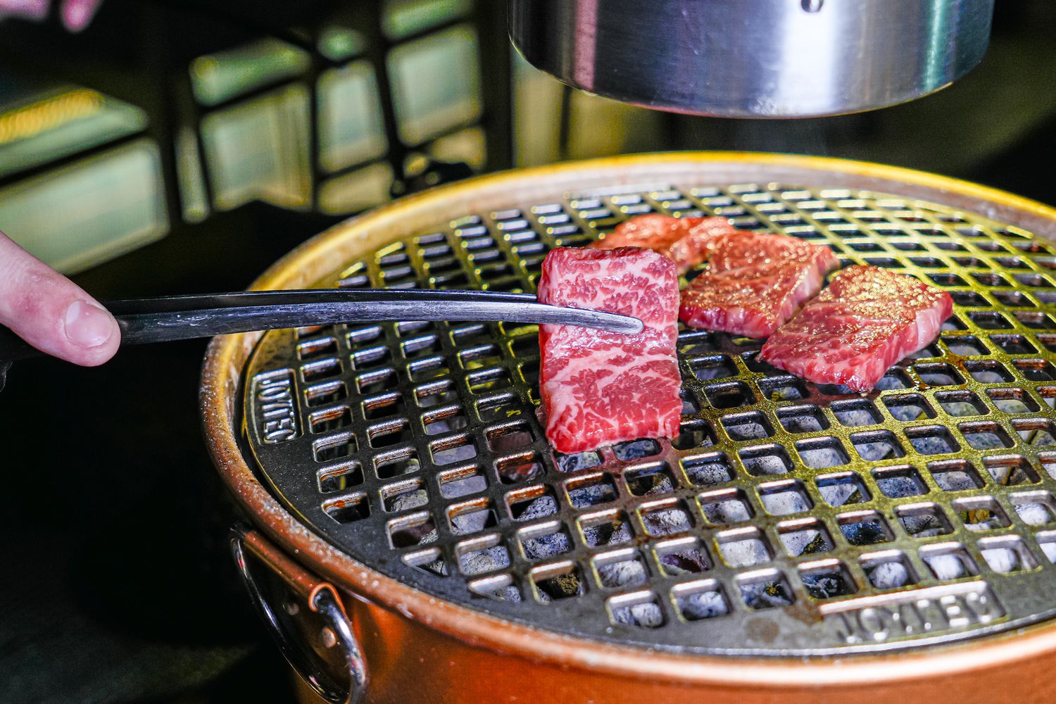 【粹火日式無菜單燒肉】專人桌邊代烤，炭火上的頂級和牛與視覺系酒火秀! @混血珊莎的奇幻旅程