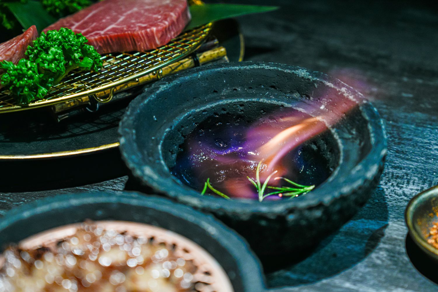 【粹火日式無菜單燒肉】專人桌邊代烤，炭火上的頂級和牛與視覺系酒火秀! @混血珊莎的奇幻旅程