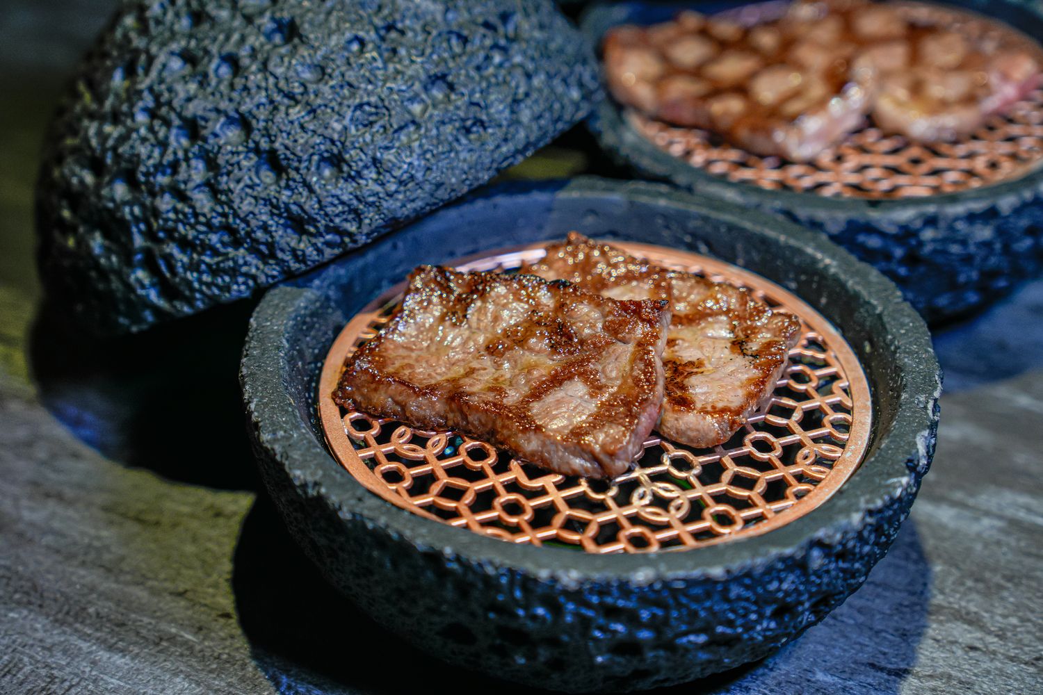 【粹火日式無菜單燒肉】專人桌邊代烤，炭火上的頂級和牛與視覺系酒火秀! @混血珊莎的奇幻旅程
