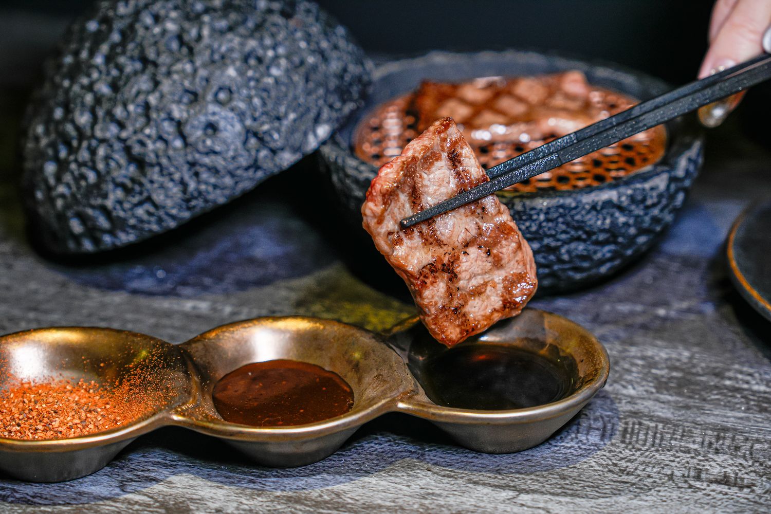 【粹火日式無菜單燒肉】專人桌邊代烤，炭火上的頂級和牛與視覺系酒火秀! @混血珊莎的奇幻旅程