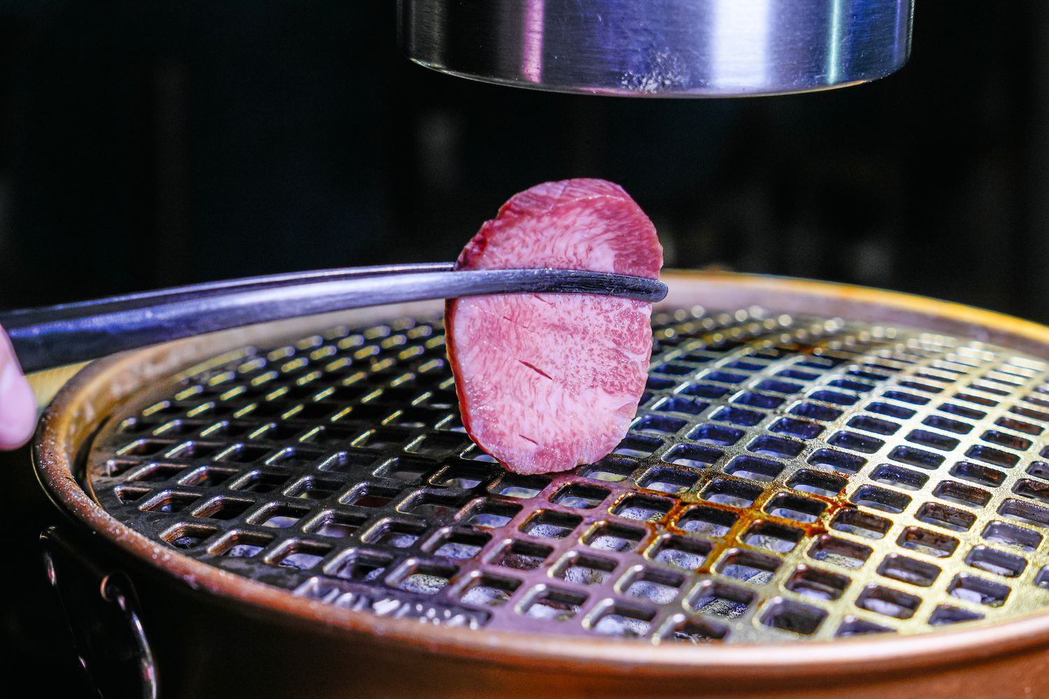 【粹火日式無菜單燒肉】專人桌邊代烤，炭火上的頂級和牛與視覺系酒火秀! @混血珊莎的奇幻旅程