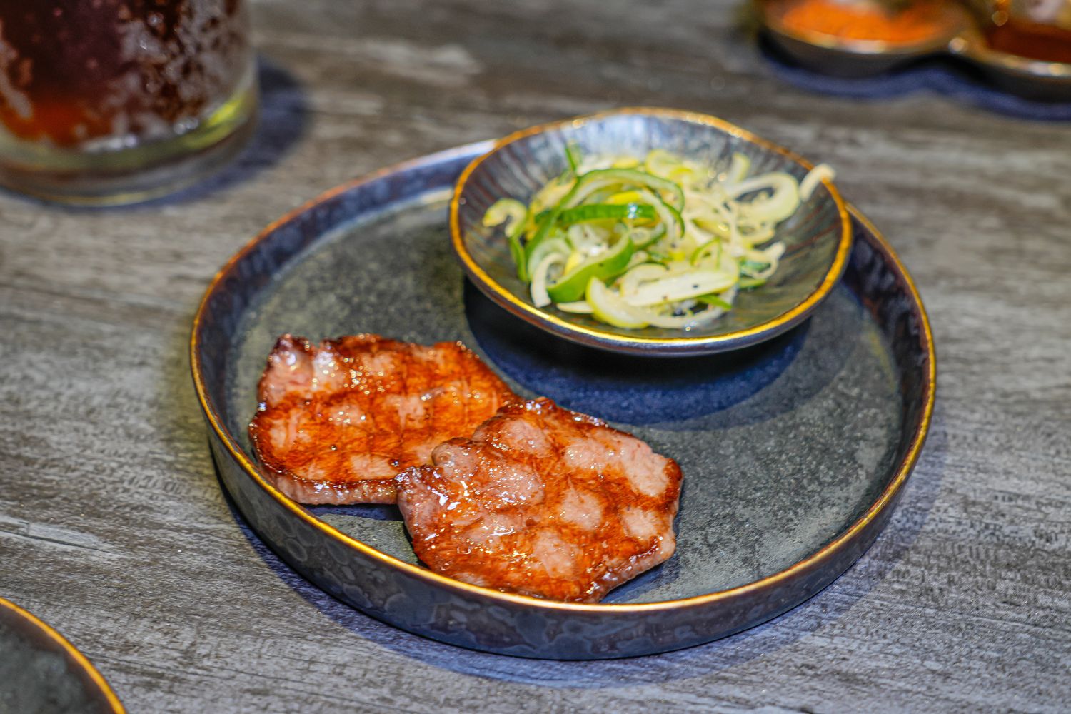 【粹火日式無菜單燒肉】專人桌邊代烤，炭火上的頂級和牛與視覺系酒火秀! @混血珊莎的奇幻旅程