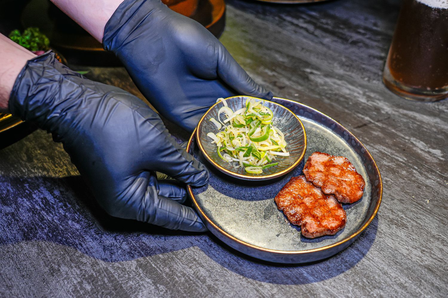 【粹火日式無菜單燒肉】專人桌邊代烤，炭火上的頂級和牛與視覺系酒火秀! @混血珊莎的奇幻旅程
