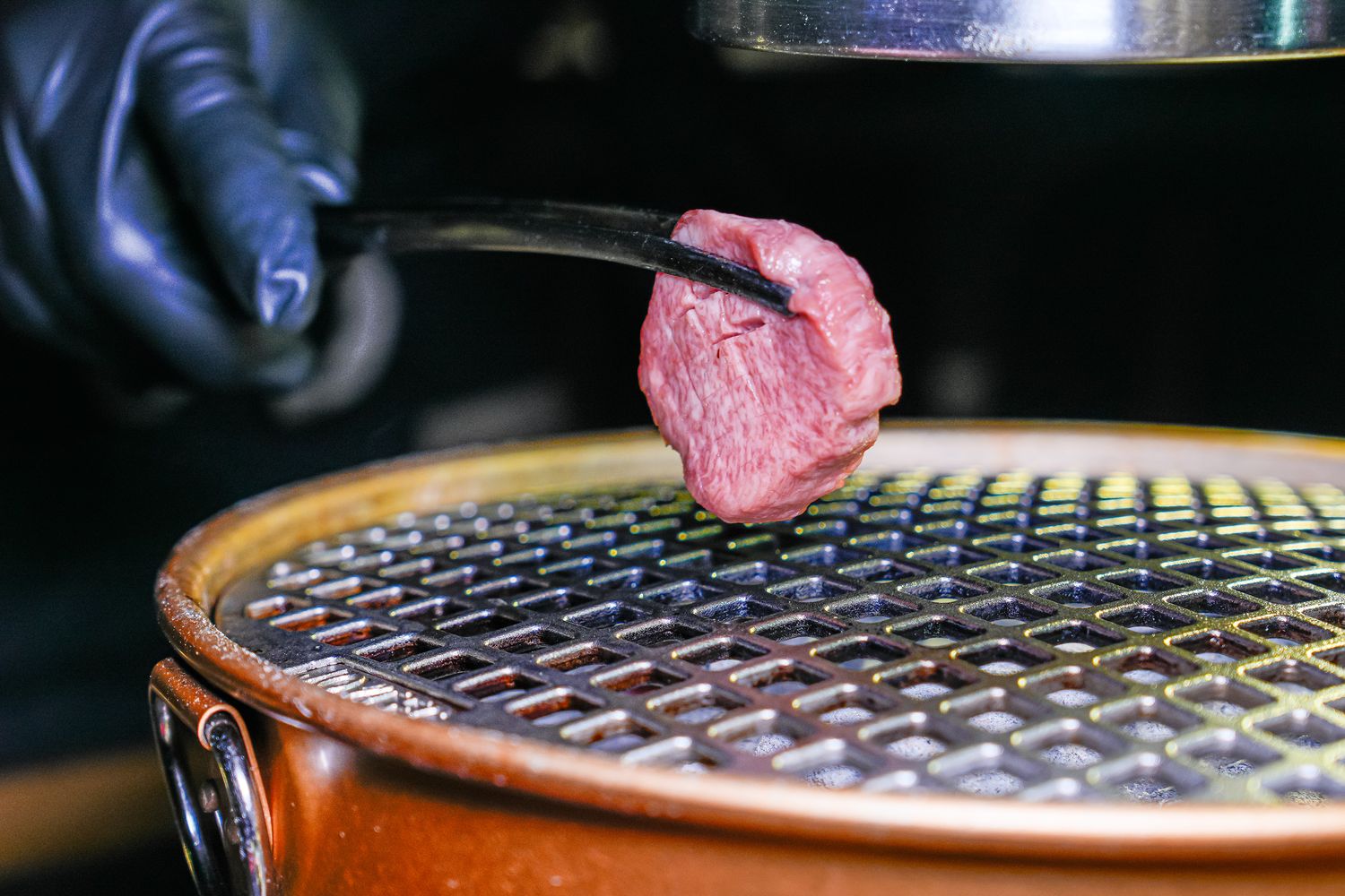 【粹火日式無菜單燒肉】專人桌邊代烤，炭火上的頂級和牛與視覺系酒火秀! @混血珊莎的奇幻旅程