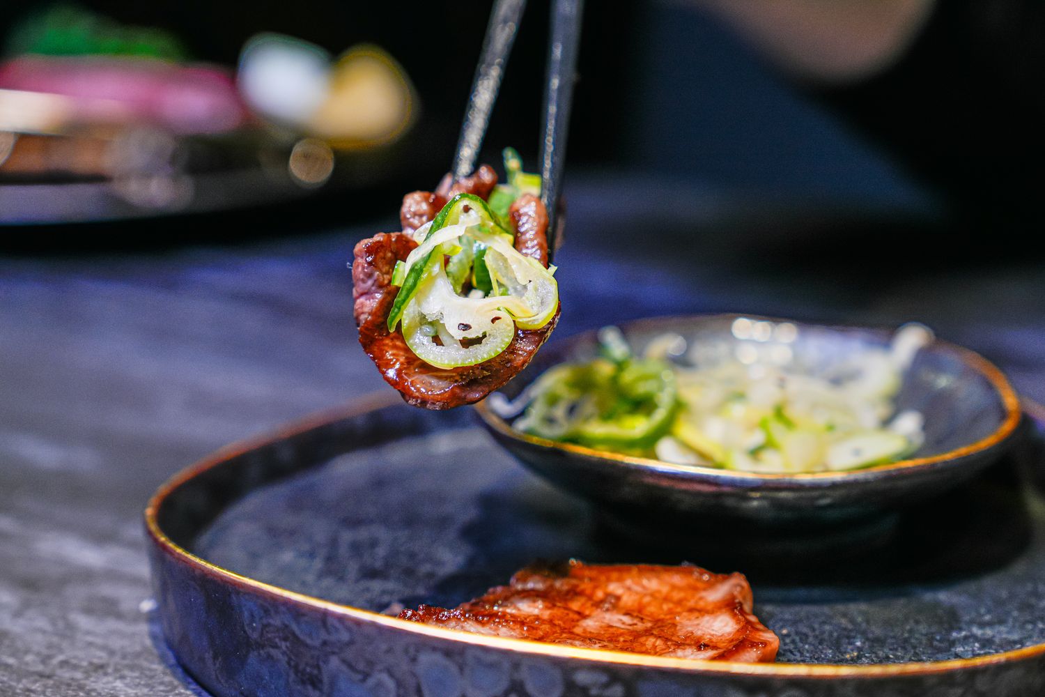 【粹火日式無菜單燒肉】專人桌邊代烤，炭火上的頂級和牛與視覺系酒火秀! @混血珊莎的奇幻旅程