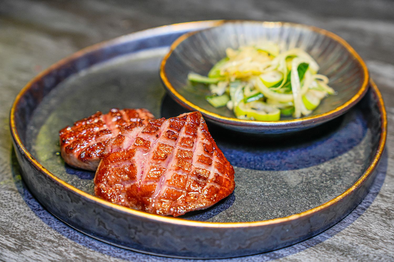 【粹火日式無菜單燒肉】專人桌邊代烤，炭火上的頂級和牛與視覺系酒火秀! @混血珊莎的奇幻旅程