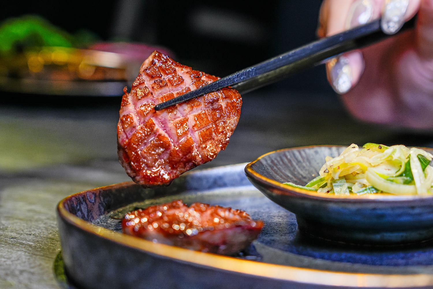 【粹火日式無菜單燒肉】專人桌邊代烤，炭火上的頂級和牛與視覺系酒火秀! @混血珊莎的奇幻旅程