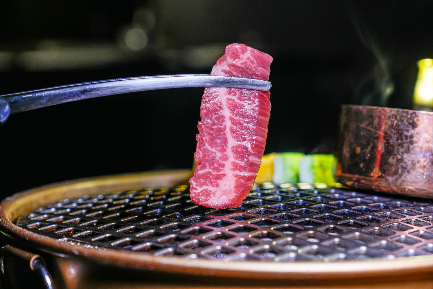 【粹火日式無菜單燒肉】專人桌邊代烤，炭火上的頂級和牛與視覺系酒火秀! @混血珊莎的奇幻旅程