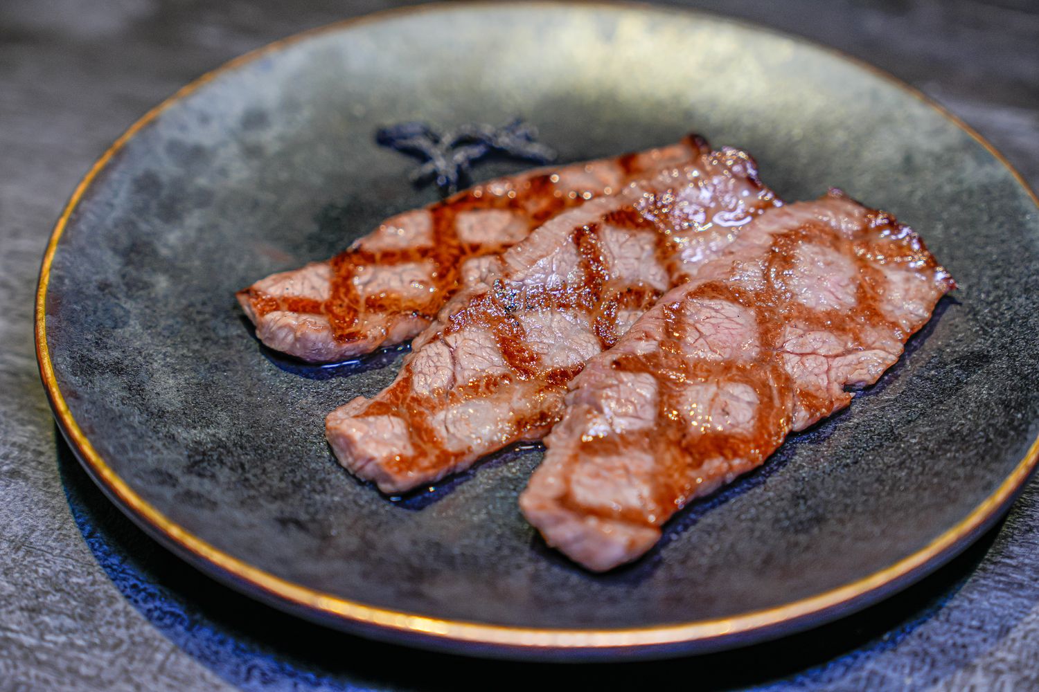 【粹火日式無菜單燒肉】專人桌邊代烤，炭火上的頂級和牛與視覺系酒火秀! @混血珊莎的奇幻旅程