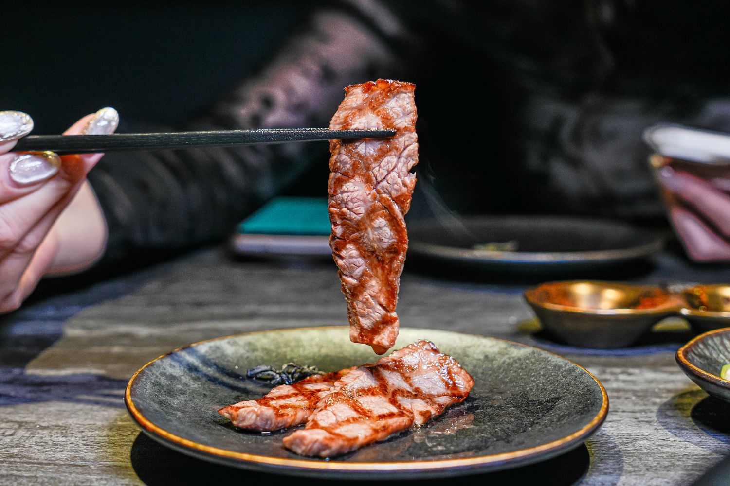 【粹火日式無菜單燒肉】專人桌邊代烤，炭火上的頂級和牛與視覺系酒火秀! @混血珊莎的奇幻旅程