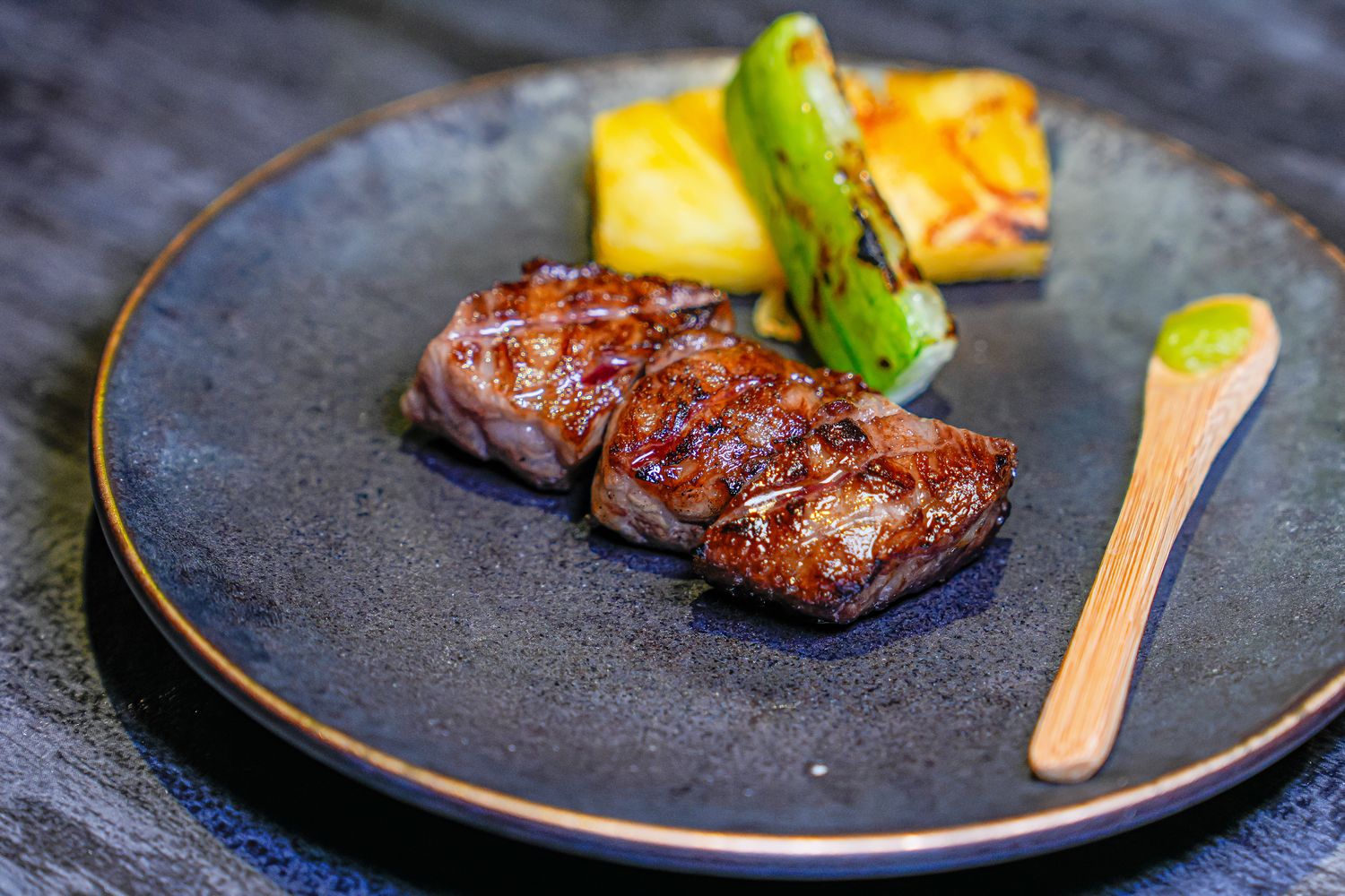 【粹火日式無菜單燒肉】專人桌邊代烤，炭火上的頂級和牛與視覺系酒火秀! @混血珊莎的奇幻旅程