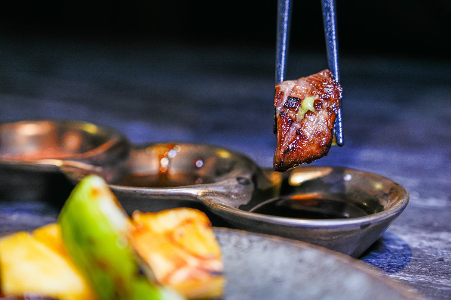 【粹火日式無菜單燒肉】專人桌邊代烤，炭火上的頂級和牛與視覺系酒火秀! @混血珊莎的奇幻旅程