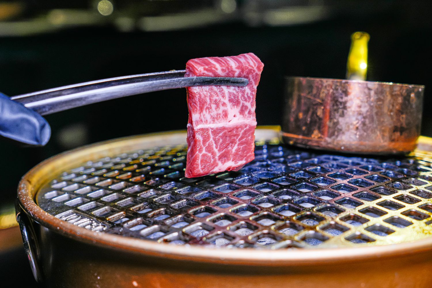 【粹火日式無菜單燒肉】專人桌邊代烤，炭火上的頂級和牛與視覺系酒火秀! @混血珊莎的奇幻旅程