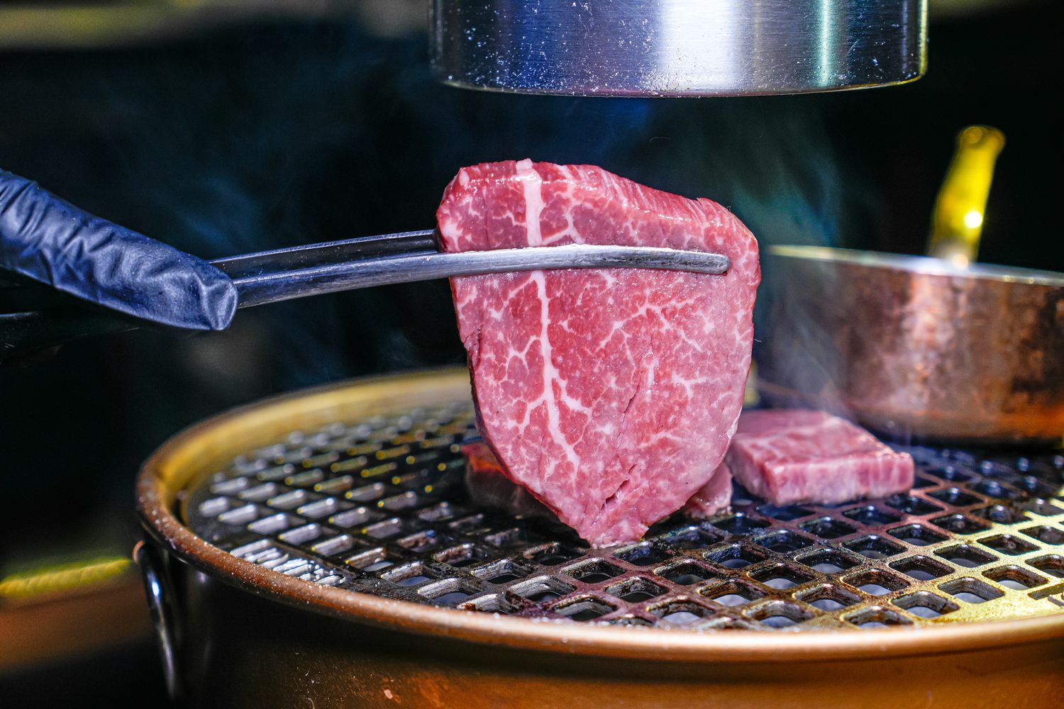 【粹火日式無菜單燒肉】專人桌邊代烤，炭火上的頂級和牛與視覺系酒火秀! @混血珊莎的奇幻旅程