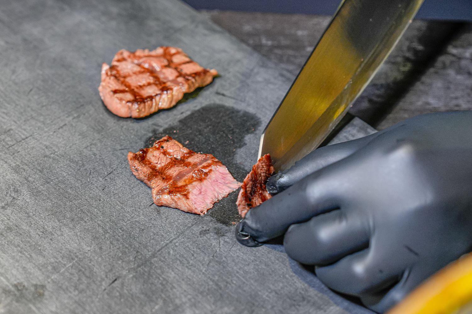 【粹火日式無菜單燒肉】專人桌邊代烤，炭火上的頂級和牛與視覺系酒火秀! @混血珊莎的奇幻旅程