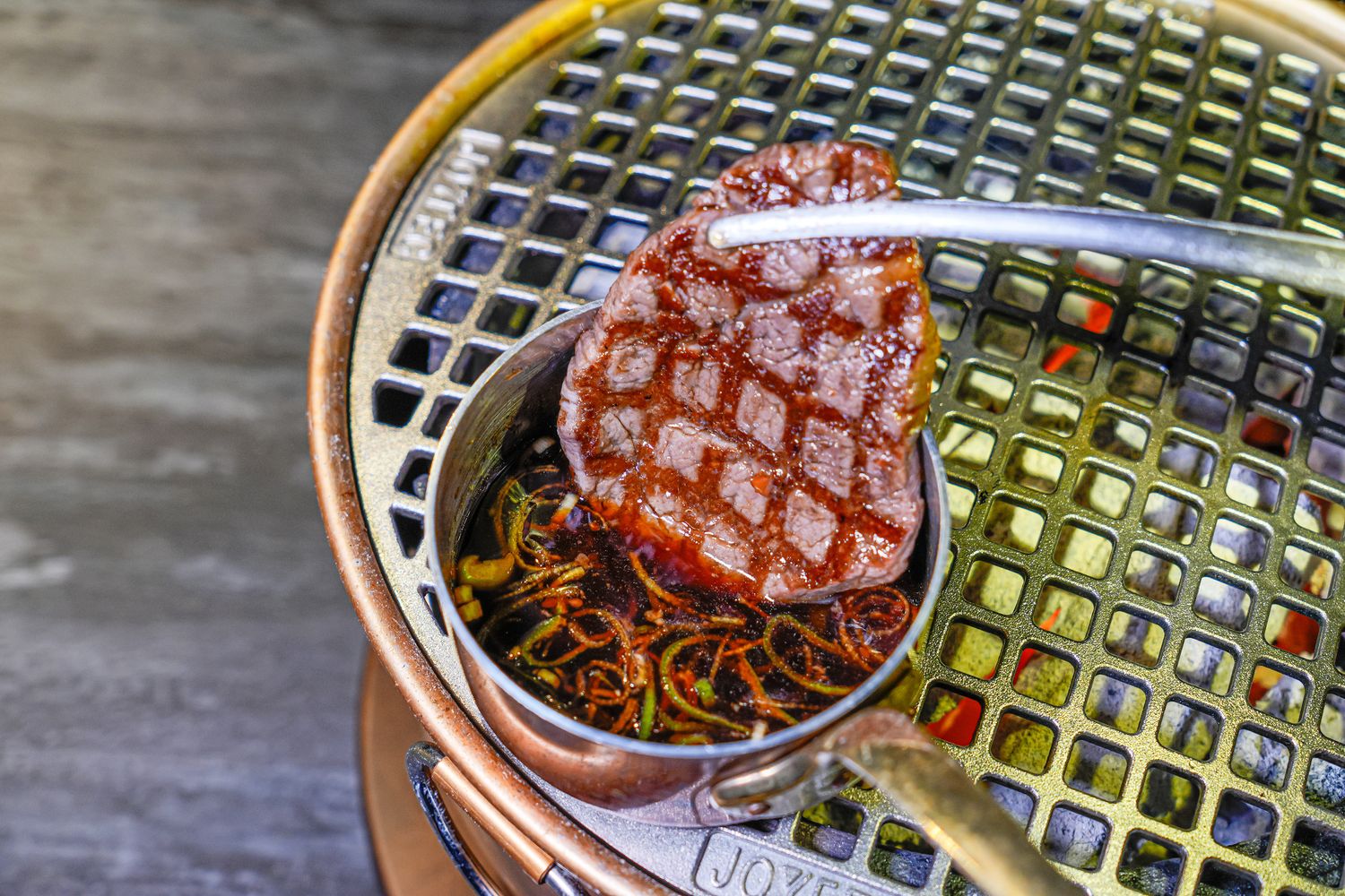 【粹火日式無菜單燒肉】專人桌邊代烤，炭火上的頂級和牛與視覺系酒火秀! @混血珊莎的奇幻旅程