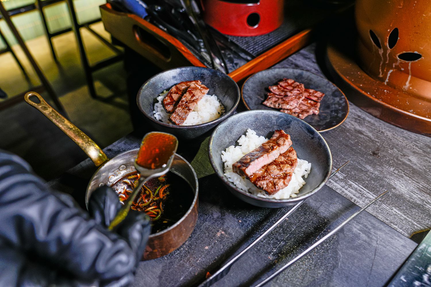 【粹火日式無菜單燒肉】專人桌邊代烤，炭火上的頂級和牛與視覺系酒火秀! @混血珊莎的奇幻旅程
