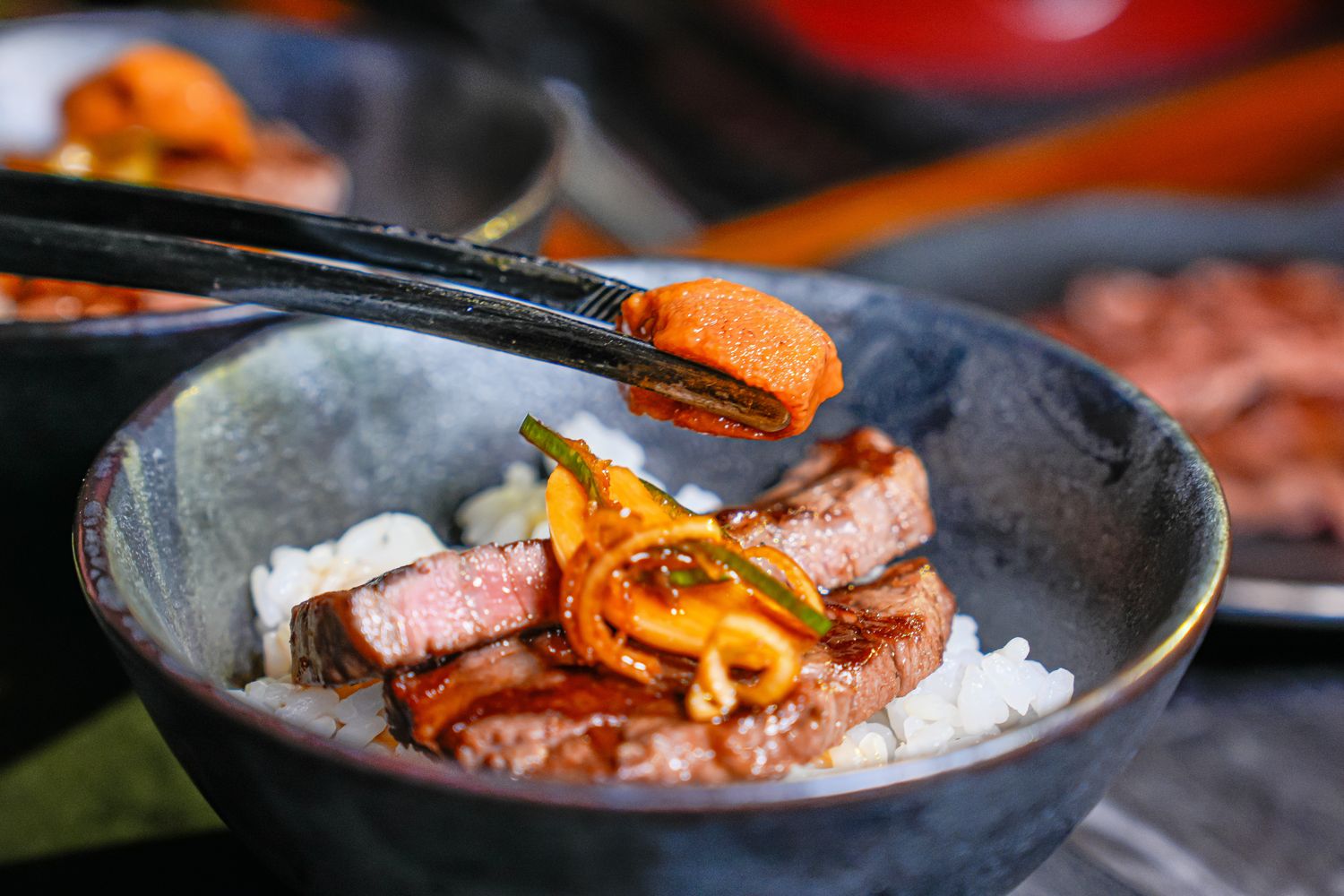 【粹火日式無菜單燒肉】專人桌邊代烤，炭火上的頂級和牛與視覺系酒火秀! @混血珊莎的奇幻旅程