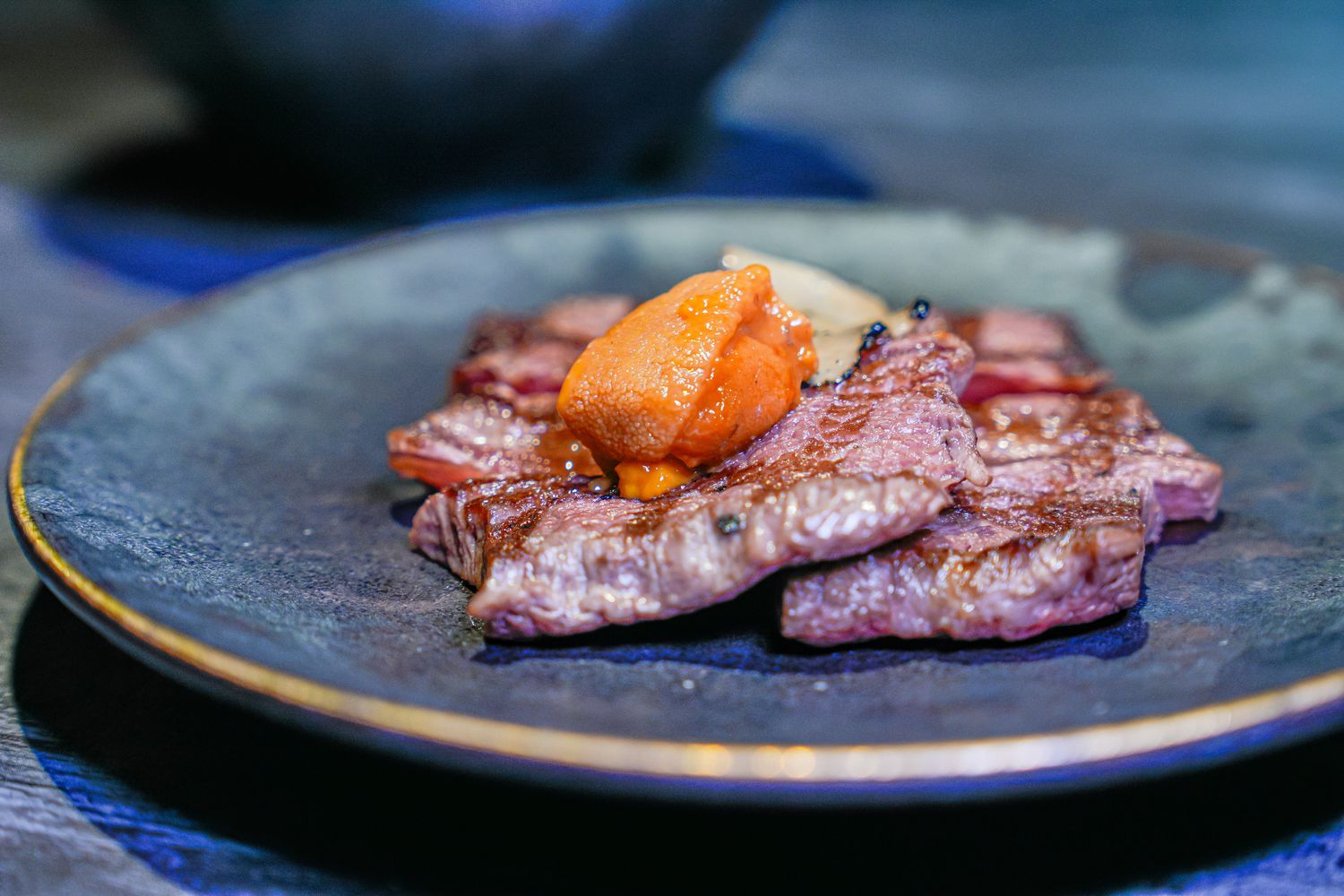 【粹火日式無菜單燒肉】專人桌邊代烤，炭火上的頂級和牛與視覺系酒火秀! @混血珊莎的奇幻旅程