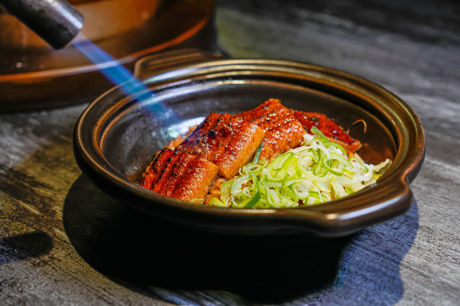 【粹火日式無菜單燒肉】專人桌邊代烤，炭火上的頂級和牛與視覺系酒火秀! @混血珊莎的奇幻旅程