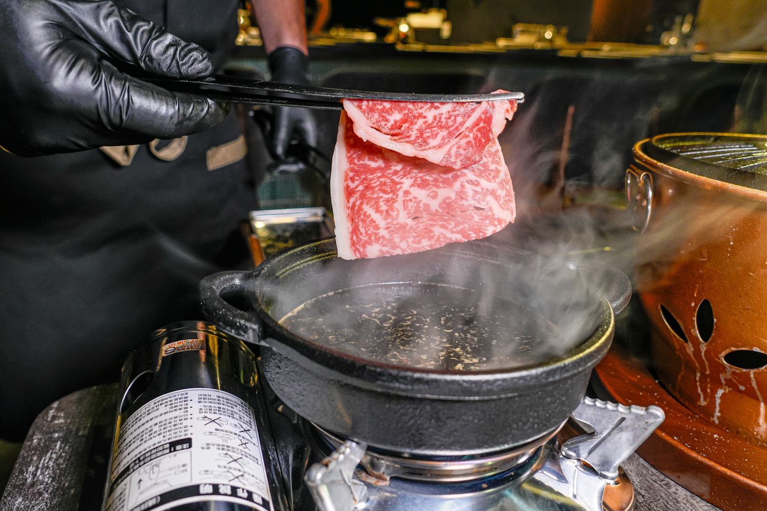 【粹火日式無菜單燒肉】專人桌邊代烤，炭火上的頂級和牛與視覺系酒火秀! @混血珊莎的奇幻旅程