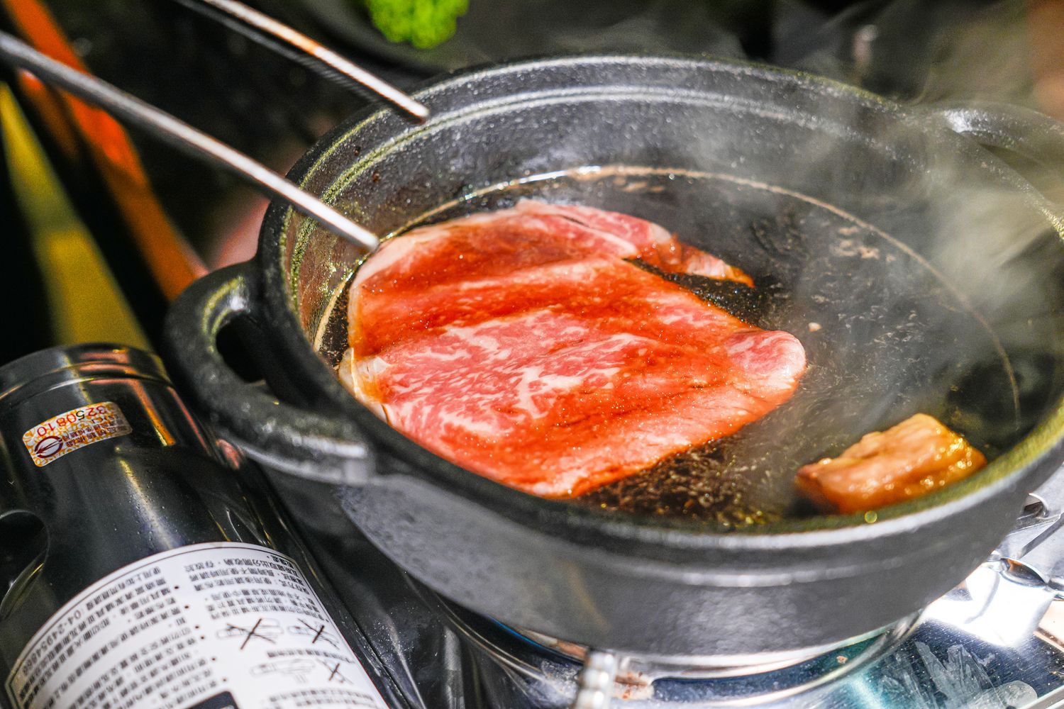 【粹火日式無菜單燒肉】專人桌邊代烤，炭火上的頂級和牛與視覺系酒火秀! @混血珊莎的奇幻旅程