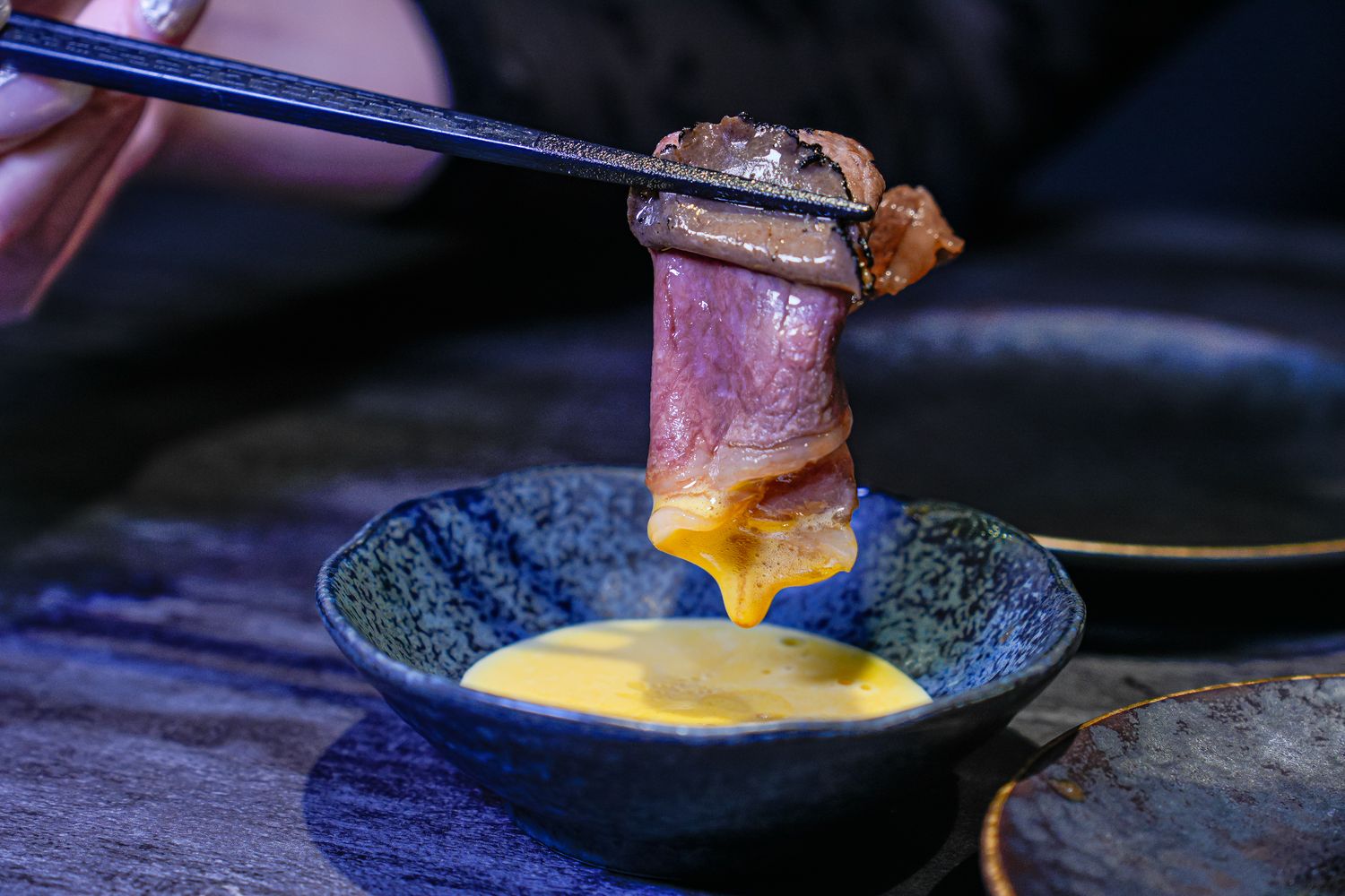 【粹火日式無菜單燒肉】專人桌邊代烤，炭火上的頂級和牛與視覺系酒火秀! @混血珊莎的奇幻旅程