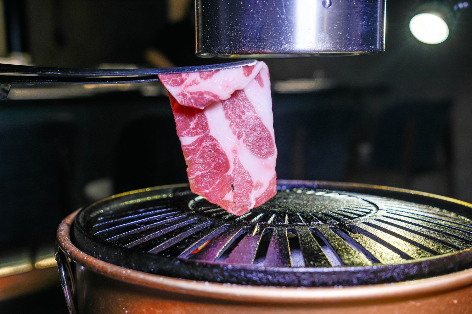 【粹火日式無菜單燒肉】專人桌邊代烤，炭火上的頂級和牛與視覺系酒火秀! @混血珊莎的奇幻旅程