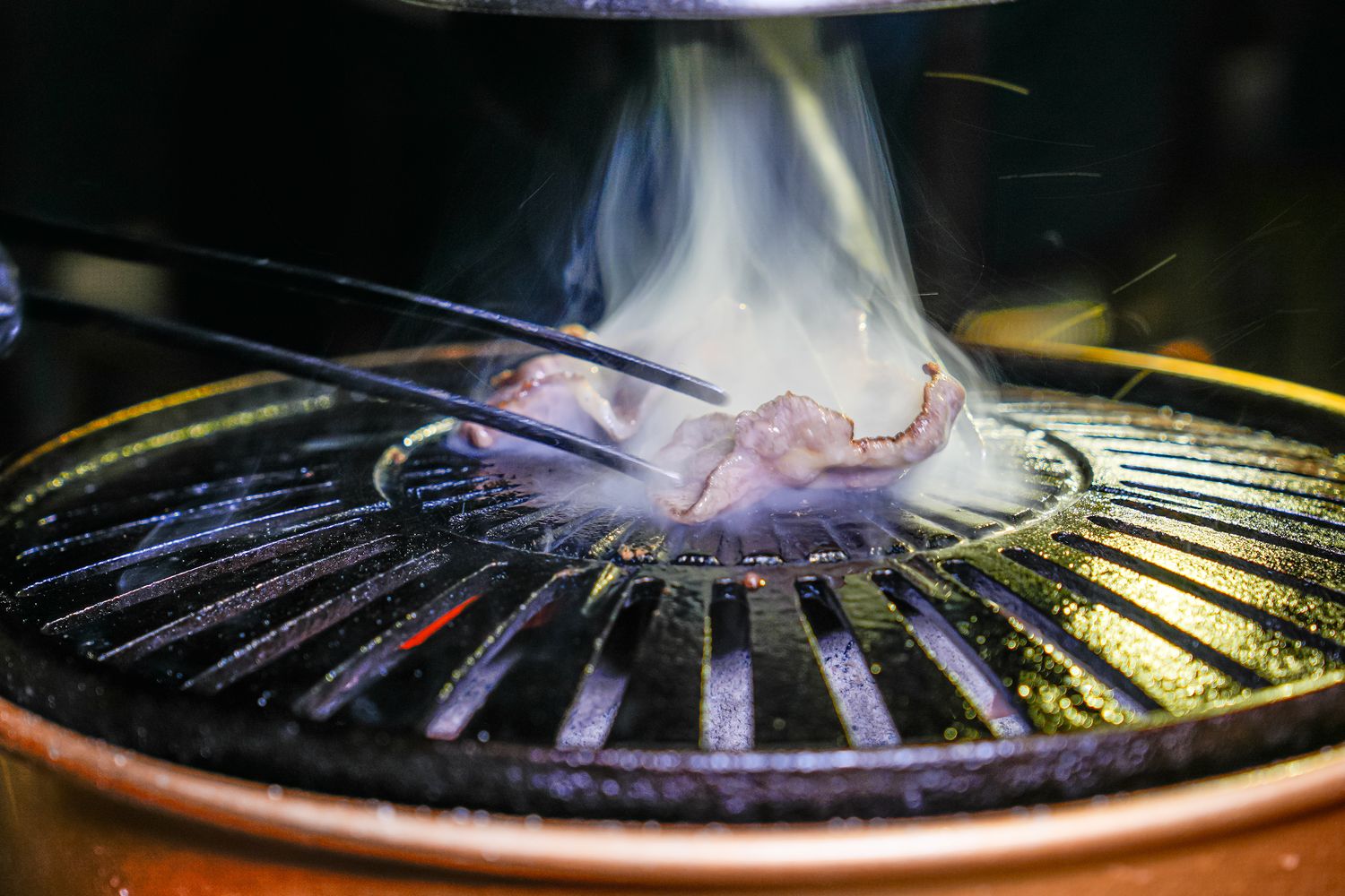 【粹火日式無菜單燒肉】專人桌邊代烤，炭火上的頂級和牛與視覺系酒火秀! @混血珊莎的奇幻旅程