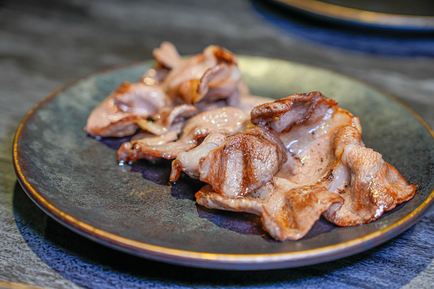 【粹火日式無菜單燒肉】專人桌邊代烤，炭火上的頂級和牛與視覺系酒火秀! @混血珊莎的奇幻旅程