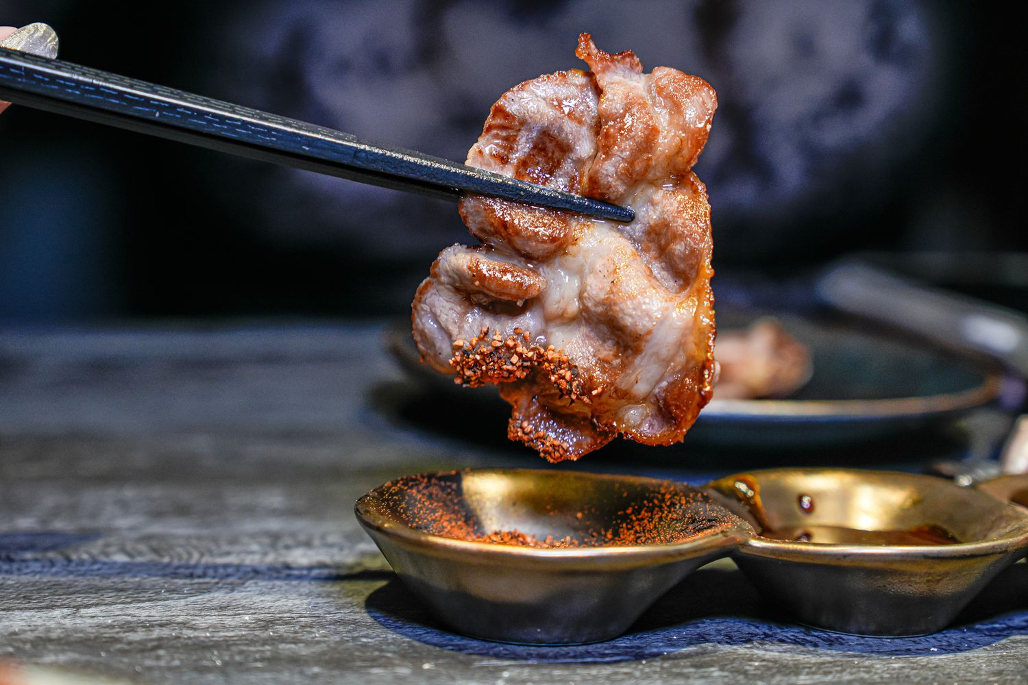 【粹火日式無菜單燒肉】專人桌邊代烤，炭火上的頂級和牛與視覺系酒火秀! @混血珊莎的奇幻旅程