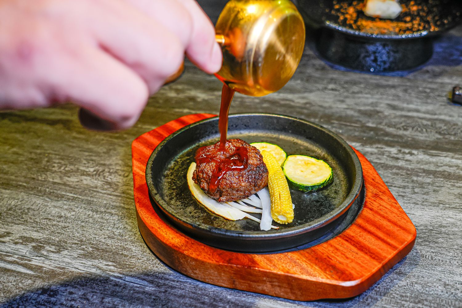 【粹火日式無菜單燒肉】專人桌邊代烤，炭火上的頂級和牛與視覺系酒火秀! @混血珊莎的奇幻旅程