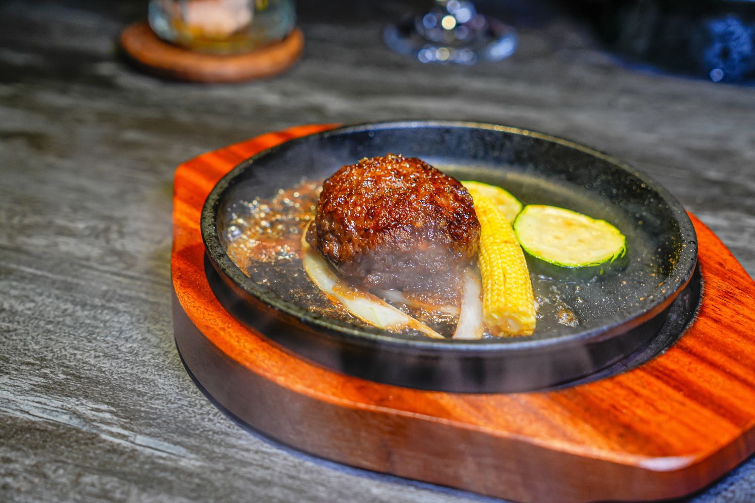 【粹火日式無菜單燒肉】專人桌邊代烤，炭火上的頂級和牛與視覺系酒火秀! @混血珊莎的奇幻旅程
