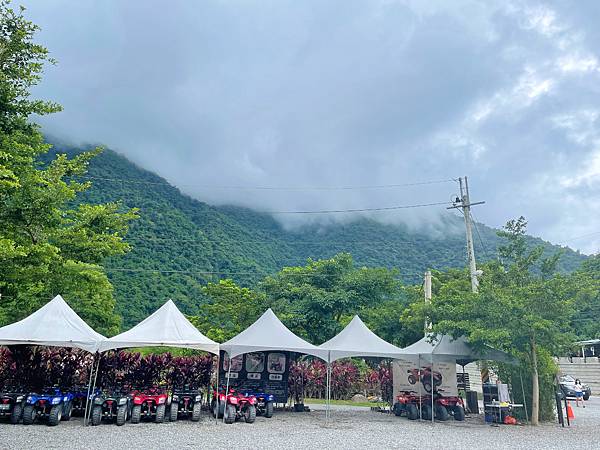 【宜蘭露營車】那山那谷，免搭帳露營車，星空烤肉BBQ，還能玩沙灘車跟漂漂河! @混血珊莎的奇幻旅程