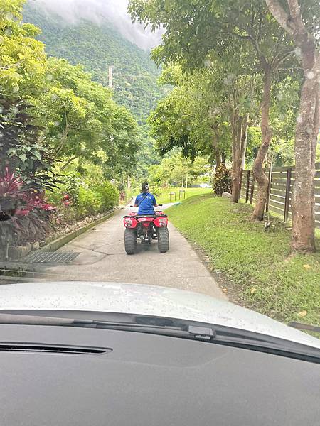 【宜蘭露營車】那山那谷，免搭帳露營車，星空烤肉BBQ，還能玩沙灘車跟漂漂河! @混血珊莎的奇幻旅程