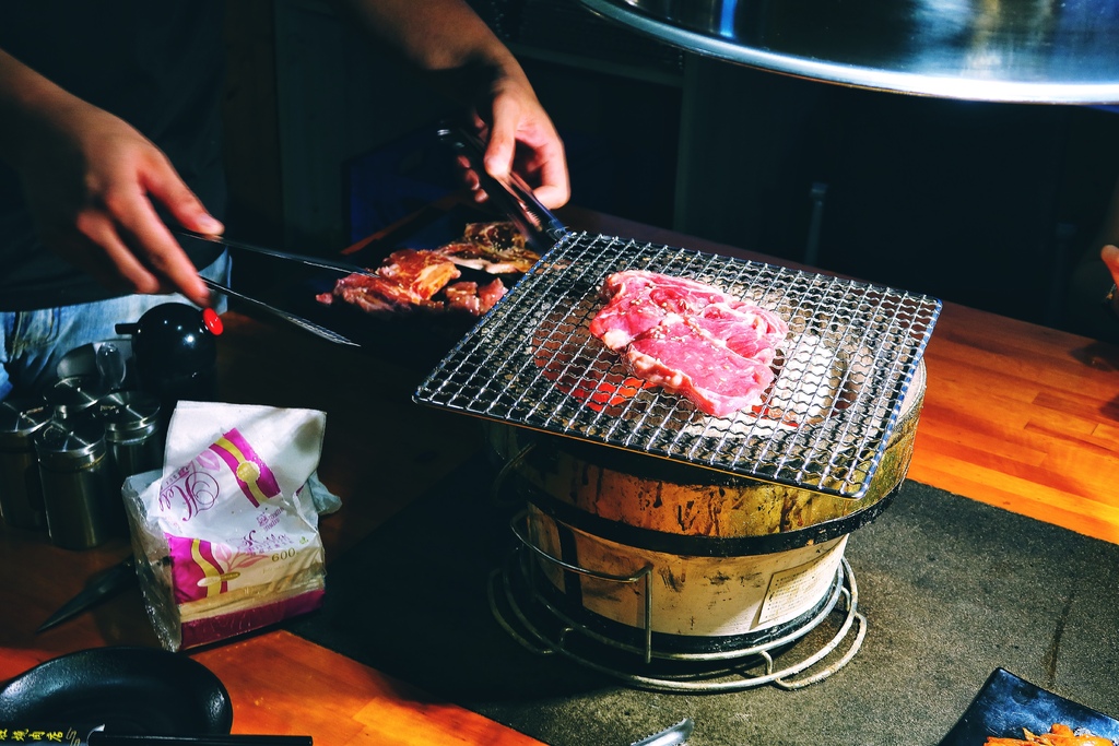 【胖肚肚燒肉】基隆店吃飯配高樓海景，每人只要469元起! @混血珊莎的奇幻旅程
