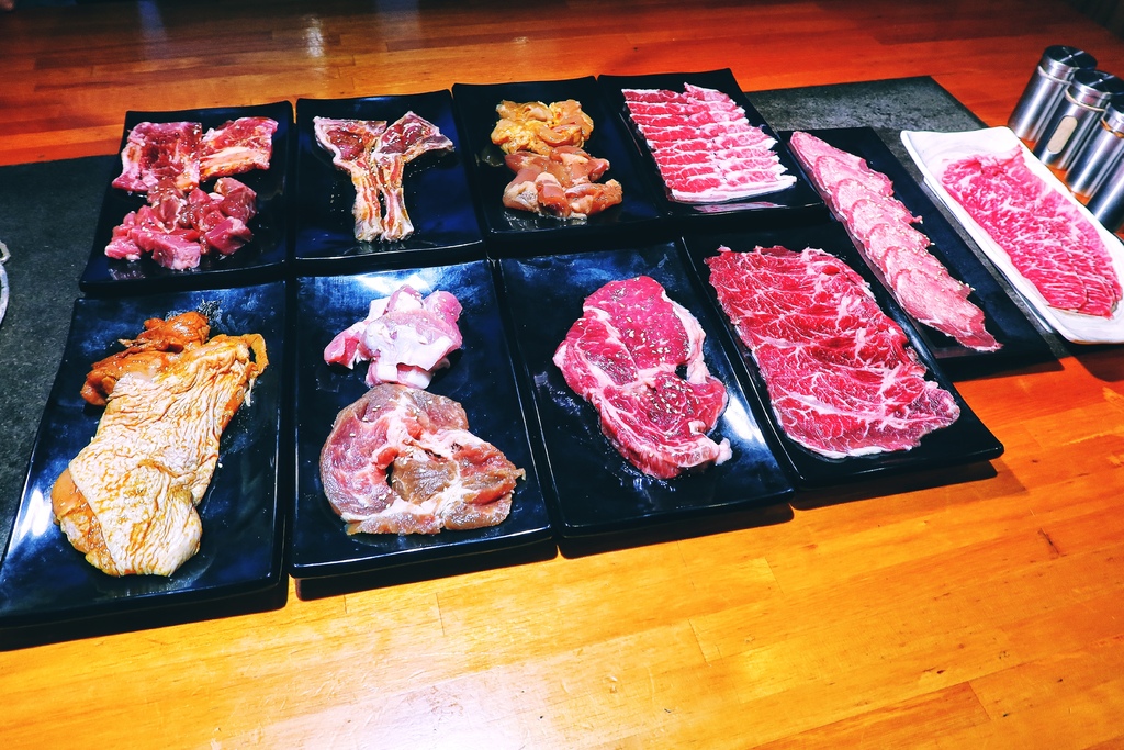 【胖肚肚燒肉】基隆店吃飯配高樓海景，每人只要469元起! @混血珊莎的奇幻旅程